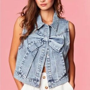 NWOT cropped light denim vest with bow L